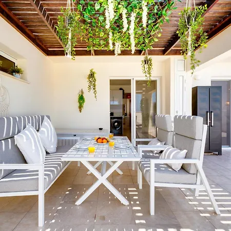 شقة Thea Court Seaview Retreat باراليمني
